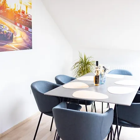 Design-ferienwohnung In Am Nuerburgring: Platz Fuer 6, Kueche, Wifi, Netflix Apartamento
